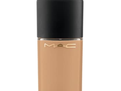 Als Basis für diesen Look verwendet die 31-Jährige eine gute Foundation. "Studio Fix Fluid Foundation" von Mac, 30ml ca. 29 Euro