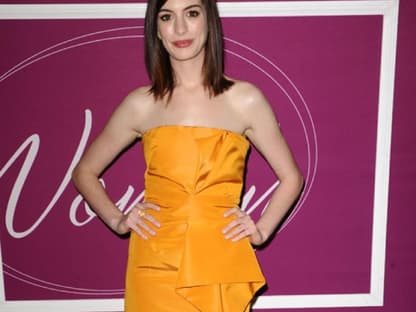 Anne Hathaway posiert für die anwesenden Fotografen. Die Preisträgerin des "Power of Women"-Awards entschied sich für ein Kleid in einem auffälligen Gelbton