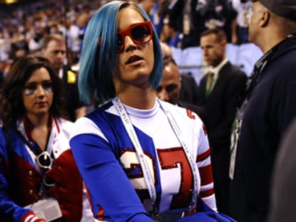 Der Super Bowl ist auch für Promis ein echtes Vergnügen. Katy Perry kam gleich im Sport-Outfit