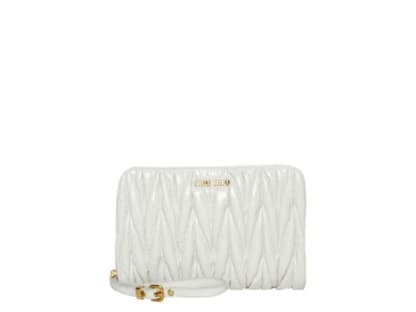 Die Romantik-Hochzeit: Tasche von Miu Miu über mytheresa.com, ca. 320 Euro