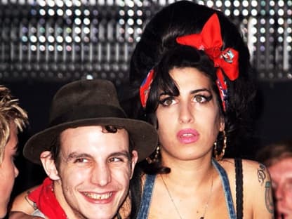 Chaotische Liebe: Amy Winehouse und Noch-Ehemann Blake Fielder-Civil. Er saß ständig im Knast und sie trug seinen Namen als Tattoo und um den Hals als Kette. Amy war völlig besessen von Blake