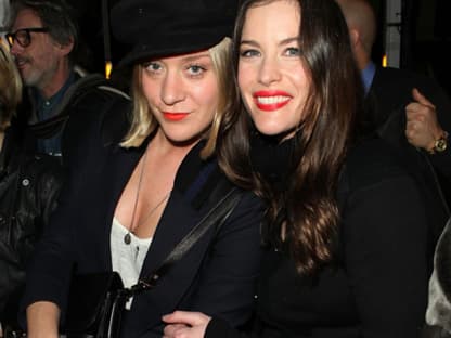 Best friends in der Front Row: Chloe Sevigny und Liv Tyler ﻿