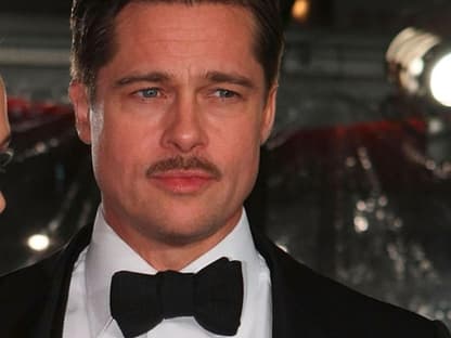 Mit Schnauzbart: Brad Pitt