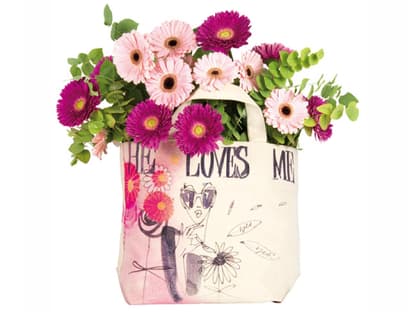 Sags durch die Blume:Gut verpackt in der schicken Canvas-Bag von Schumacher, ca. 90 Euro