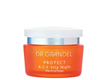 Diese Pflege hat Nachtschicht und versorgt die Haut mit allem was sie benötigt um am nächsten Tag widerstandsfähig in den Tag zu starten. Dr. Grandel ACE Vita Night, Tiegel 50 ml, ca. 42 Euro