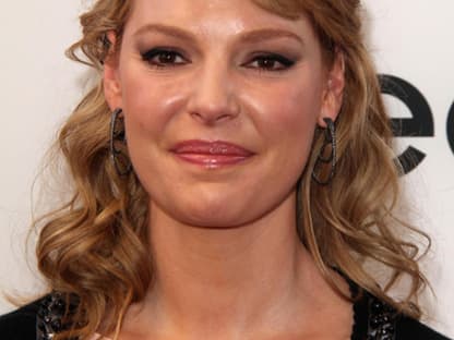 Katherine Heigls Wangen wirken aufgeplustert - ihre Stirn ist glattgezogen