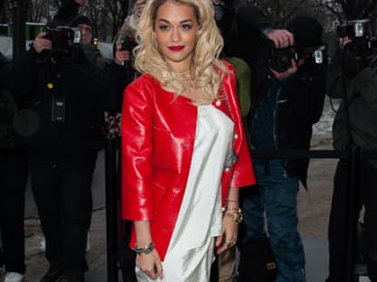 Chartsstürmerin Rita Ora auf der Fashion Week. Hier ist sie auf dem Weg zu Chanel