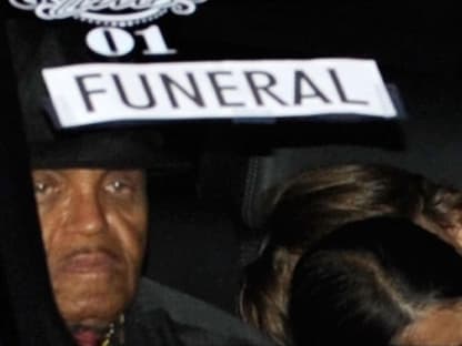 Vater Joe Jackson sitzt in der ersten Trauer-Limousine