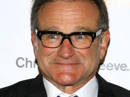 Robin Williams mit Brille bei einer Filmpremiere