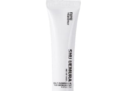 Scalp Cleansing Oil wurde extra für die sanfte Reinigung trockener Kopfhaut entwickelt, nur in Shu-Uemura-Salons, Behandlung (50 Minuten) ca. 60 Euro 