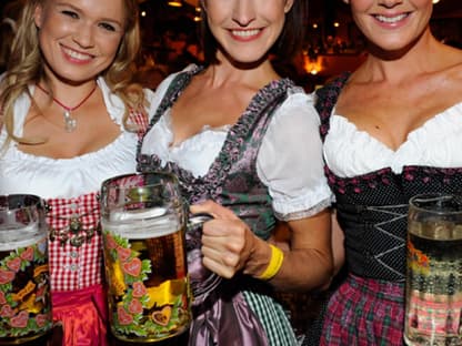 O' zapft is! Seit Samstag, 17.9., hat das größte Volksfest der Welt in  München wieder seine Pforten geöffnet: Das 178. Oktoberfest zieht bis  zum 3. Oktober Millionen von Menschen aus der ganzen Welt an - natürlich  auch die Promis. Nova Meierhenrich, Maike von Bremen und Yvonne Burbach stoßen an