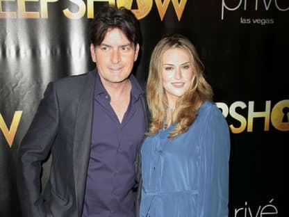 Die Zwillinge hatten einen Babysitter, Charlie Sheen und seine Frau Brooke mal einen freien Abend