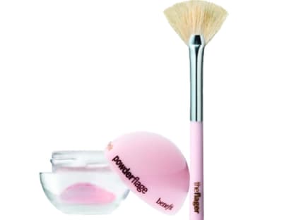 Puder-Concealer und Pinsel "Powder-flage Set" von Benefit, 
ca. 30 Euro