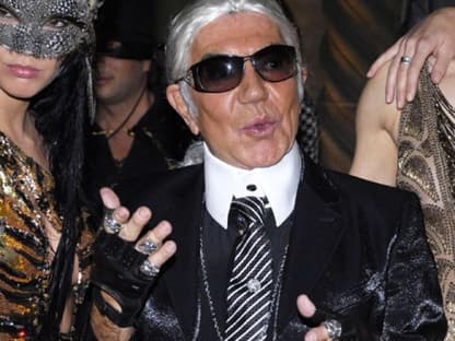 Roberto Cavalli hat sich zum Gruselfest als Karl Lagerfeld verkleidet. Ob er dabei einen Hintergedanken hatte?