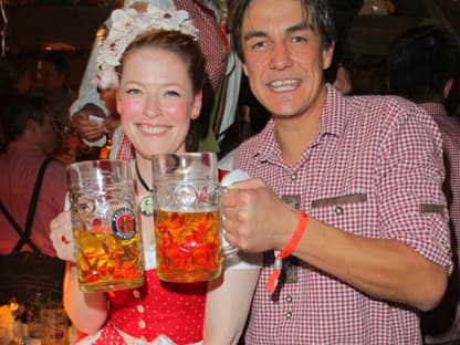 Prost! Enie van de Meiklokjes und Matze Knop