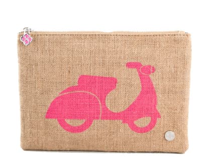 8. August 2012: Bei ihrem nächsten Italien-Kurztrip sollte diese süße Clutch nicht fehlen. Damit gehen sie sicher als waschechte Ragazza durch! Jute-Clutch von Jonathan Adler über shopbop.com ca. 30 Euro