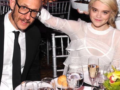 Coole Sitznachbarn: Star-Fotograf Terry Richardson und Schauspielerin Sky Ferreira hatten sichtlich ihren Spaß