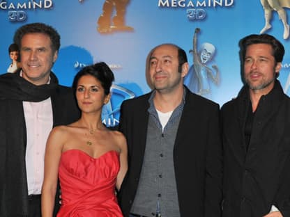 Will Ferrell, Geraldine Nakache, Kad Merad und Brad Pitt stellen sich für ein Foto auf