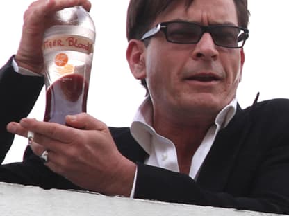 Charlie Sheen entkam sicherlich des Öfteren nur knapp dem Tod: Für viele Schlagzeilen sorgte der ehemalige "Two and a Half Men"-Star mit seinen Alkohol-, Drogen- und Sexeskapaden