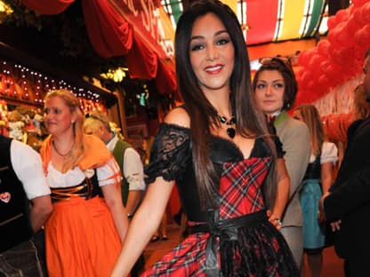 Verona Pooth sorgte in einem Dirndl von Karl Lagerfeld für neidische Blicke