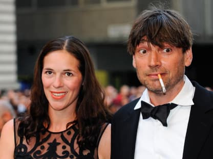 Coller Typ: Blur-Bassist Alex James mit Fluppe im Mund und Freundin im Arm