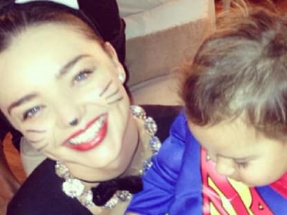 Auch die frisch getrennte Miranda Kerr posiert als Mieze. Söhnchen Flynn im Superman-Kostüm. Aber wer hat das Foto gemacht?