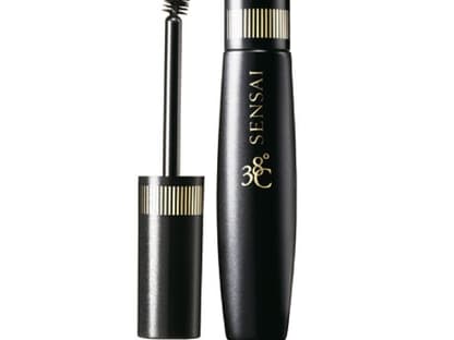 "Mascara 38´°C Volumising" von Sensai umhÃ¼llt die Wimpern mit einer thermosensitiven Tusche und lÃ¤sst sich nur bei 38 Grad warmen Wasser entfernen, ca. 27 Euro