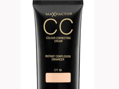 Emmas Haut ist schon von Natur aus sehr fein und ebenmäßig. Leicht deckende CC-Creams ("CC" für "Color Corrrector") gleichen kleinere Makel aus und bringen die Haut toll zum Stahlen. "CC Color Correcting Cream" von Max Factor, ca. 12 Euro.