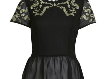 Shirt mit transparentem Schößchen und goldenen Ornamenten im Schulterbereich über missselfridge.com, ca. 50 Euro