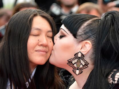 Schöööön! "Gossip"-Sängerin Beth Ditto küsst ihre Verlobte Kristen...