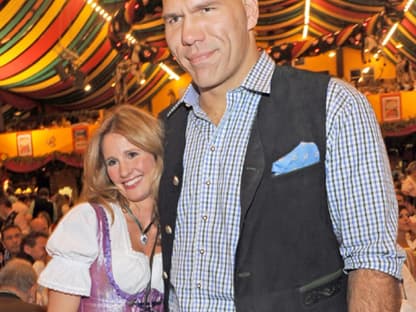 Der Riese und die schöne Moderatorin: Der ehemalige russische Boxer Nikolai Valuev mit Mareile Höppner