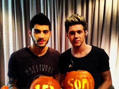 Nein, wie drollig! Zayn und Niall von One Direction halten 1D-Kürbisse in die Kamera