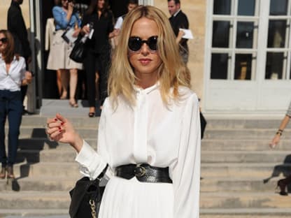 Klassisch in Weiß: Rachel Zoe. Die amerikanische Promi-Stylistin ist inzwischen selbst ein gefragter Star in den Frontrows der Designer, wie hier bei Christian Dior