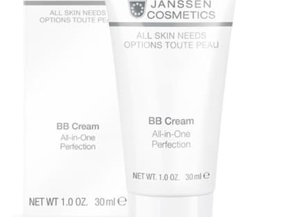 Auch Janssen Cosmetics hat eine BB Cream entwickelt: Die "BB Cream All in One Perfection" ist relativ dickflüssig, lässt sich aber dennoch gut verteilen und kaschiert kleinere Hautunreinheiten. 30 ml ca. 30 Euro