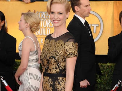 Goldmädchen: January Jones in einem Kleid von Versace