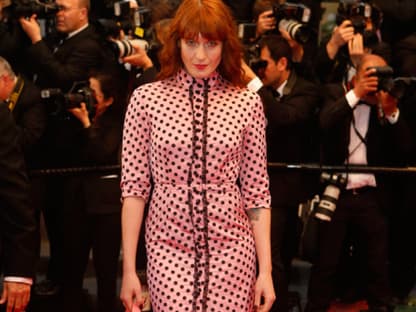 Ja, sind wir denn auf eine Pyjama-Party geladen? Florence Welch punktet in Miu Miu so leider gar nicht 