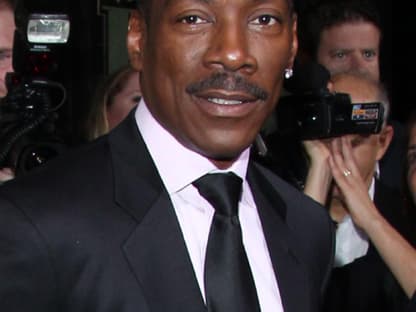 Mit Eddie Murphy zu arbeiten, lohnt sich für die Filmstudios überhaupt  nicht. Er führt die Forbes-Liste der überbezahlten Schauspieler an. Für  jeden Dollar, der in ihn investiert wird, bekommen die Studios nur einen  mickrigen Gewinn von 2,30 Dollar