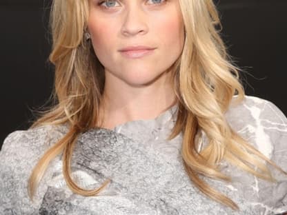 Reese Witherspoon setzt wieder auf Stirnfransen. Die restlichen Haare trägt sie offen. Dies sorgt für einen tollen romantischen Look