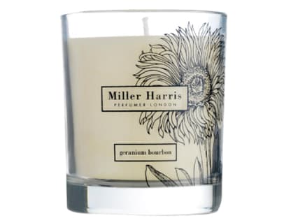 Wir sind Feuer und Flamme: Die neuen Duftkerzen sehen nicht nur toll aus, sie beeinflussen auch unsere Stimmung positiv! Schwarzer Pfeffer trifft Vanille: „Geranium Bourbon“ von Miller Harris,  ca. 40 Euro