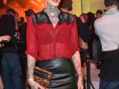 Doch statt richtiger Stars kamen zu 50's Deutschlandpremiere leider nur Sternchen. So wie Tattoo-Model Lexy Hell