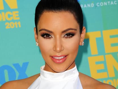 Die Aufregung stand ihr gar nicht ins Gesicht geschrieben: Nur wenige Tage vor ihrer XXL-Hochzeit schaffte es Kim Kardashian noch zu den "Teen Choice Awards". Was man so alles für die Fans tut ...