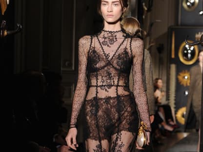 Sexy bis ins kleinste Detail: Valentino begeisterte mit viel Spitze und nackter Haut in Paris.