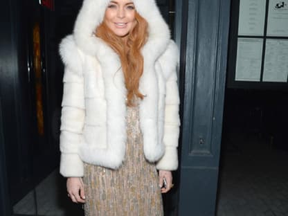 Dick eingepackt: Schauspielerin Lindsay Lohan ließ sich nach ihrem letzten Gerichtstermin wieder auf einer angesagten Promi-Party blicken