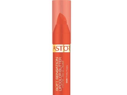 Der orange-rote Lippenstift setzt einen schönen Farbakzent für den schlichten Look der 19-Jährigen. "Soft Sensation Lipcolorbutter" von Astor ca. 7 Euro 