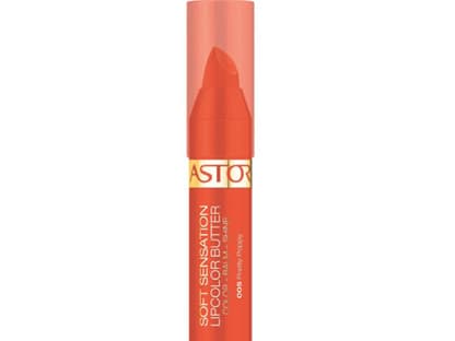 Der orange-rote Lippenstift setzt einen schönen Farbakzent für den schlichten Look der 19-Jährigen. "Soft Sensation Lipcolorbutter" von Astor ca. 7 Euro 