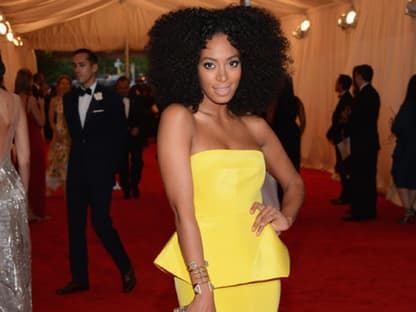 Gelb regiert die Welt: Solange Knowles vereint gleich zwei Top-Trends des Sommers und erstrahlt in einem gelben Schößchen-Kleid von Rachel Roy. Die schönsten gelben Kleider haben wir für Sie zusammengestellt. Viel Spaß beim Durchklicken!