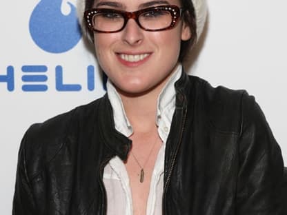 Rumer Willis kombiniert Wollmütze und Brille mit Glitzer-Steinen