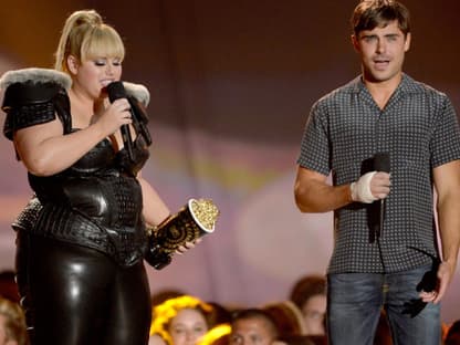 Rebel Wilson zeigte ihre sexy Kurven in einem Leder-Catsuit - da war auch Mädchenschwarm Zac Efron überrascht