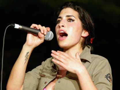 Amy Winehouse singt