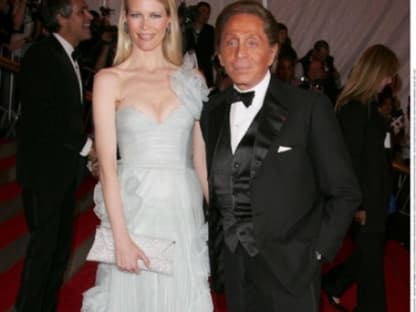 Der Meister und seine Muse: Claudia Schiffer kam in und mit Designer Valentino